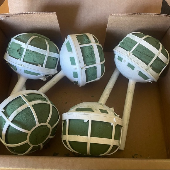 Oasis Wedding Belle Bouquet Holder Grande Slant  size 7 3/4” Hx 3 5/8” D
5 - Picture 2 of 2